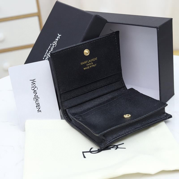 イヴサンローラン財布着用イメージ